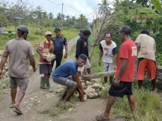 Kapolsek Bonggo Lakukan Negosiasi, Aksi Pemalangan Jalan di Kampung Tetom Jaya Berhasil Dibuka