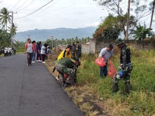 Pererat Kemanunggalan TNI-Rakyat, Koramil 1310-05/Kauditan Bersama Pemerintah dan Masyarakat Kauditan Bersihkan Jalan Poros