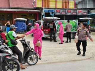 Ramadan Penuh Berkah, Polsek Muara Tami dan Bhayangkari Berbagi 400 Paket Takjil untuk Warga Koya Barat