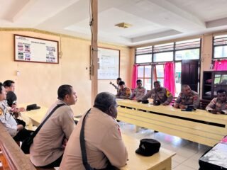 Guna Tingkatkan Kinerja Bhabin Sat Binmas Gelar Anev Bhabinkamtibmas di Polsek Sarmi Kota