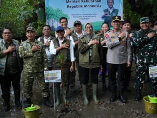 Dukung Program Pemerintah Dalam Pengelolaan Hasil Hutan, Dandim 1310/Bitung Dampingi Pangdam XIII/Merdeka Pada Kunjungan Kerja Menteri Kehutanan RI di Minahasa Utara