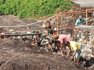 Sinergi TNI, Masyarakat, dan Pekerja, Gotong Royong Bangun Jembatan Beton Atasi Kesulitan Warga Girian Indah