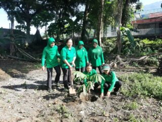 Sambut HUT ke-80, Persit Cabang LXII Kodim 1310/Bitung Gelar Aksi Gerakan Indonesia Asri dan Penanaman Pohon
