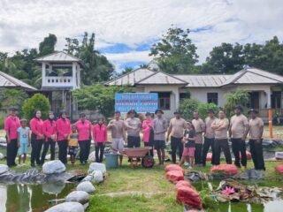 Kapolsek Bonggo Pimpin Panen Perdana Lele di Kolam Merah Putih