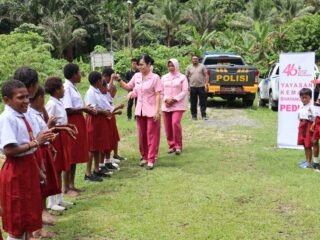 HUT YKB ke-46, PYKB Sarmi Hadirkan Senyum Siswa di Wapoania