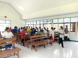 Jalin Kedekatan dengan Masyarakat, Kapolsek Pantai Barat Hadiri Ibadah di GKI Imanuel Arbais