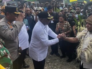 Kapolres Mamberamo Raya Mengikuti Kegiatan Kunjungan Kerja Gubernur Provinsi Papua Komjen Pol (Purn) Matius D Fakhiri, S.I.K, Sh, Mh di Kab. Mamberamo Raya