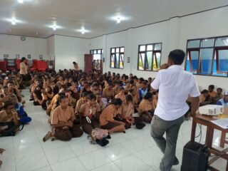 Kasat Narkoba Polres Sarmi Berikan Pemahaman Bahaya Narkotika kepada Pelajar SMPN 1 Sarmi