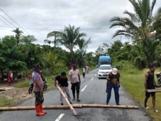 Aksi Pemalangan Jalan di Kampung Srum Berhasil Dimediasi Kapolsek Bonggo