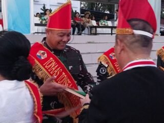 Dandim 1310/Bitung Terima Pengukuhan Gelar Adat Tonsea Minahasa pada Parade Nusantara Kota Bitung Peringati Harkitnas Ke-118 Tahun 2026