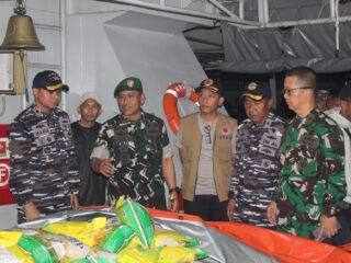 Peduli Bencana, Danrem 131/Santiago Tinjau Langsung Keberangkatan Bantuan Bahan Makanan dan Obat-Obatan untuk Korban Gempa Sangihe