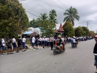 Pastikan Kelancaran Pendaftaran Siswa Baru, Sat Lantas Polres Sarmi Siaga Atur Lalu Lintas di SMA Negeri 1 Sarmi