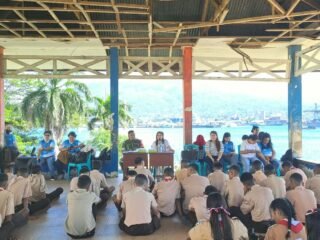 Perkuat Karakter Generasi Muda Sejak Dini, Babinsa Koramil 1310-02/Lembeh Berikan Materi Bela Negara kepada Siswa Baru SMKN 3 Bitung dalam Kegiatan MPLS
