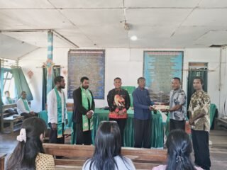 Wujud Kepedulian Polri, Polsek Bonggo Serahkan Bantuan untuk Pembangunan Gereja di Bonggo Timur