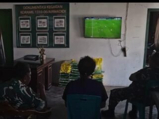 Nobar Semi Final Piala Dunia, Koramil 1310-06/Airmadidi Ciptakan Keakraban TNI dan Warga