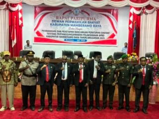 Personel Polres Mamberamo Raya Melaksanakan Pengamanan Sidang Paripurna