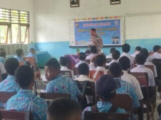 Cegah Kecelakaan Sejak Dini, Satlantas Polres Sarmi Bekali Pelajar dengan Edukasi Keselamatan Berlalu Lintas