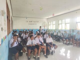 Cegah Kecelakaan Sejak Dini, Satlantas Polres Sarmi Bekali Pelajar dengan Edukasi Keselamatan Berlalu Lintas