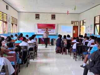 Sat Binmas Polres Sarmi Tanamkan Kesadaran Hukum dan Etika Bermedia Sosial kepada Pelajar SMP Satap Kasukwe