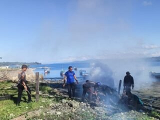 Sambut HUT ke-81 RI, Satpolairud Polres Sarmi Bersama Nelayan Nusantara Bersihkan Pantai Kali Bagre