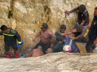 Tim Gabungan TNI-Polri, Basarnas dan Masyarakat Berhasil Temukan Presenter TVRI Papua Barat yang Hilang di Sungai Memti