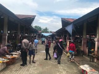 Sat Samapta Polres Sarmi Perkuat Harkamtibmas Melalui Patroli Dialogis di Pasar Sentral Mararena