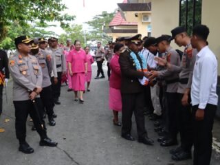 Kapolres Sarmi Pimpin Prosesi Wisuda Purna Bakti, Pengabdian AKP Yulianus Mapeni Kim, SE Diabadikan dengan Penuh Kehormatan