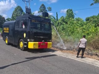 Respon Cepat Musim Kemarau Dan Karhutla: Awc Polres Teluk Bintuni Padamkan Kebakaran Lahan di Jalan Poros Tuasai