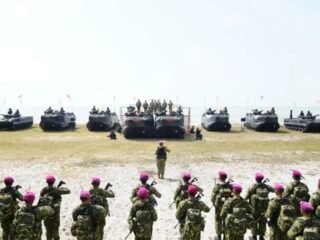 Wakil Panglima TNI dan Sejumlah Pejabat Negara Terima Warga Kehormatan dan Brevet Korps Marinir