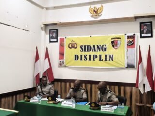 Tegakkan Disiplin Tanpa Kompromi, Wakapolres Sarmi Pimpin Sidang Dua Personel Pelanggar