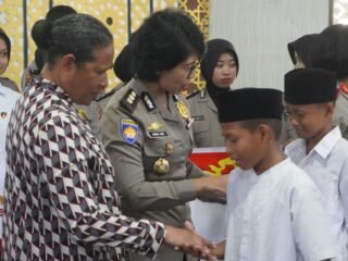 Sambut HUT ke-78 Polwan RI, Polwan Polda Papua Barat Salurkan Al-Qur'an dan Gelar Ibadah Bersama di Masjid Al-Muhajirin