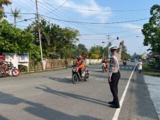 Polisi Hadir di Tengah Aktivitas Pagi, Sat Lantas Polres Sarmi Cegah Kemacetan dan Kecelakaan