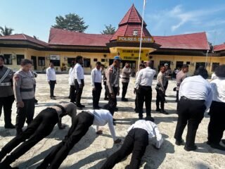 Tak Hanya Cek Rambut, Si Propam Polres Sarmi Periksa HP Personel Cegah Judol dan Pinjol