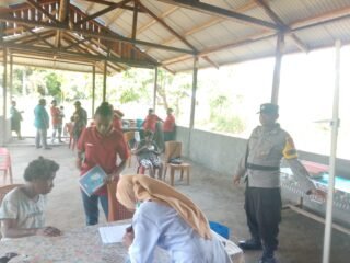 Bhabinkamtibmas Kampung Arbais Monitoring Kegiatan Posyandu di Distrik Pantai Barat