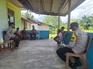 Kapolsek Tor Atas Sambangi Warga Kampung Samanente, Ajak Jaga Kerukunan dan Keamanan Lingkungan