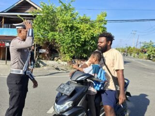 Pastikan Pagi Tetap Lancar, Sat Lantas Polres Sarmi Turun Langsung Atur Lalu Lintas