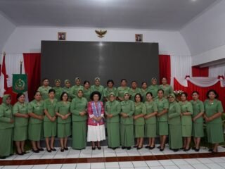 Tingkatkan Kesadaran dan Deteksi Dini Terhadap Kanker Payudara, Ketua Persit KCK Cabang LXII Kodim 1310/Bitung Ny. Meryah Dewa Made bersama Pengurus, Menghadiri Sosialisasi "SADARI"