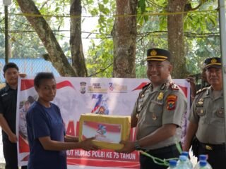Sambut Hut Humas Polri Ke-75 Tahun 2026, Humas Polresta Manokwari Gelar Bakti Sosial Salurkan Sembako di Jalan Brawijaya Manokwari