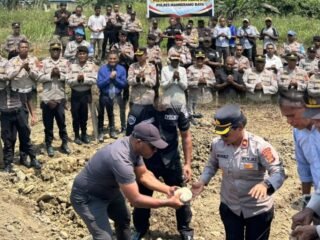 Kapolres Mamberamo Raya Laksanakan Peletakan Batu Pertama Pembangunan Pos Penjagaan dan Ruang Spkt