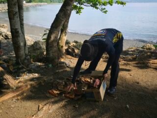 Ditbinmas Polda Papua Barat Gelar Green Policing Di Pantai Maruni, Ajak Masyarakat Jaga Kelestarian Lingkungan